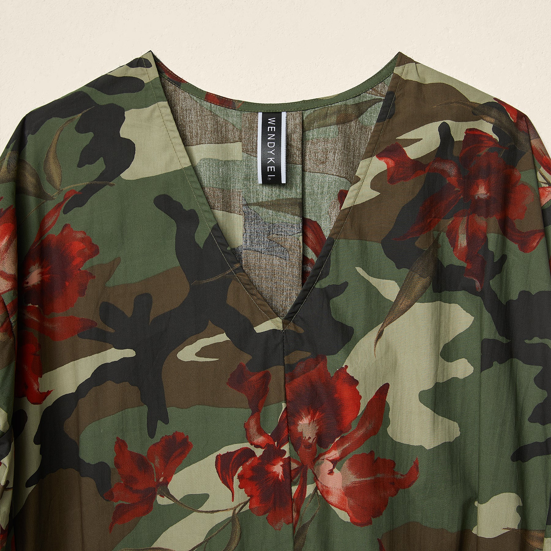 ABITO MILITARE CON FIORI
