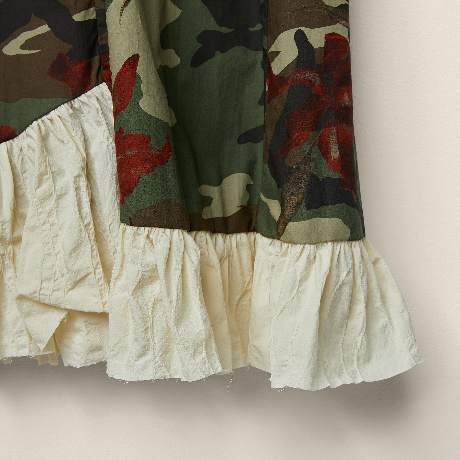 ABITO MILITARE CON FIORI
