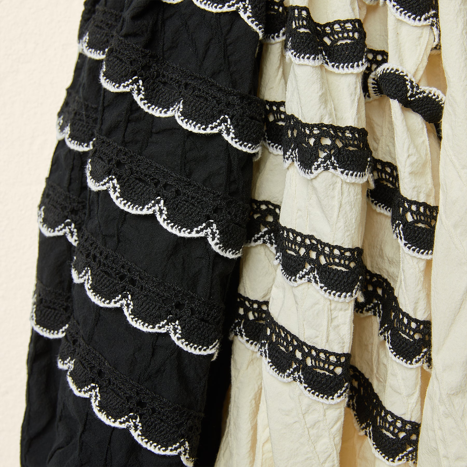 BLUSA CON PASSAMANERIA SULLE MANICHE