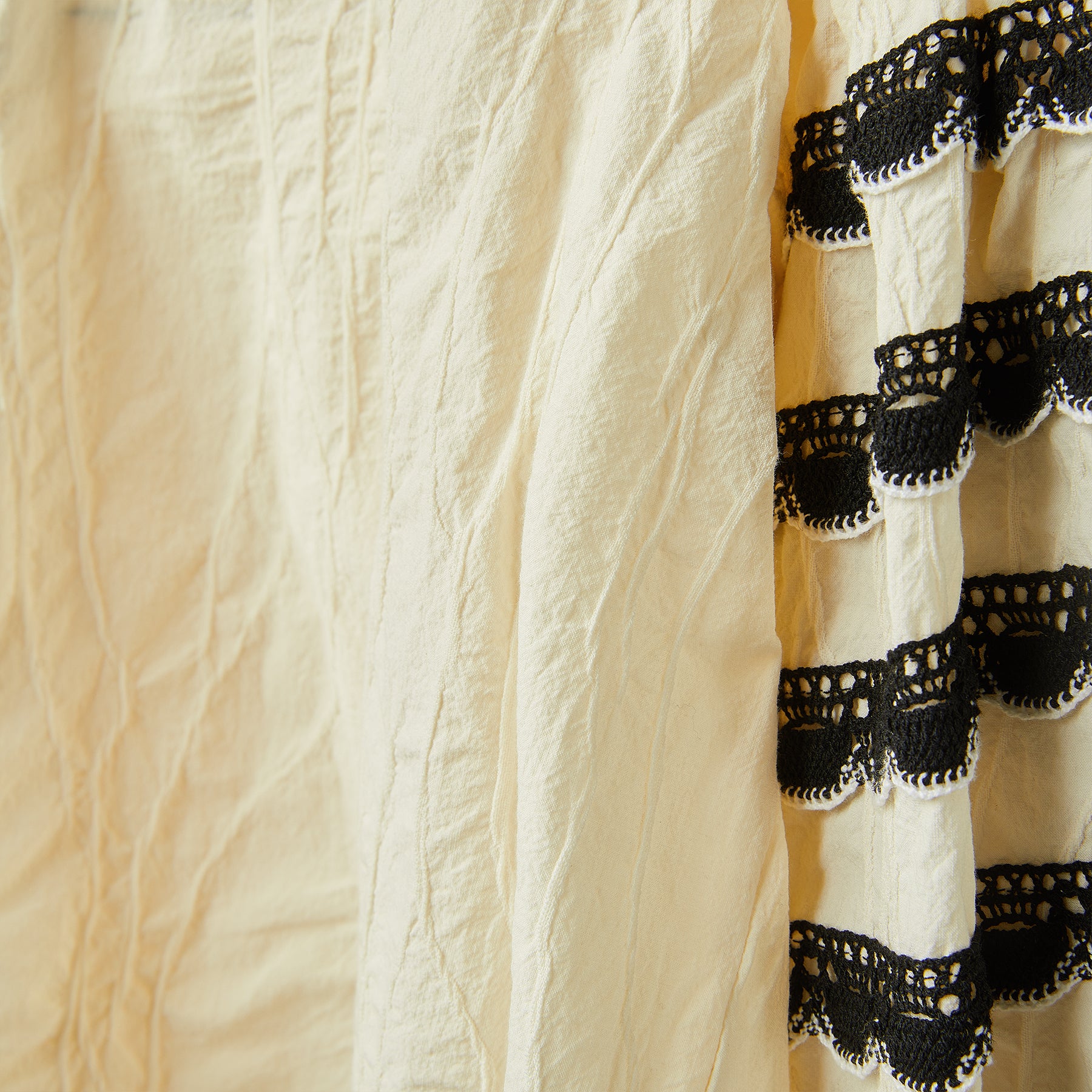 BLUSA CON PASSAMANERIA SULLE MANICHE