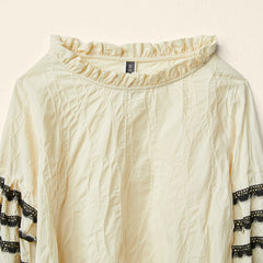 BLUSA CON PASSAMANERIA SULLE MANICHE