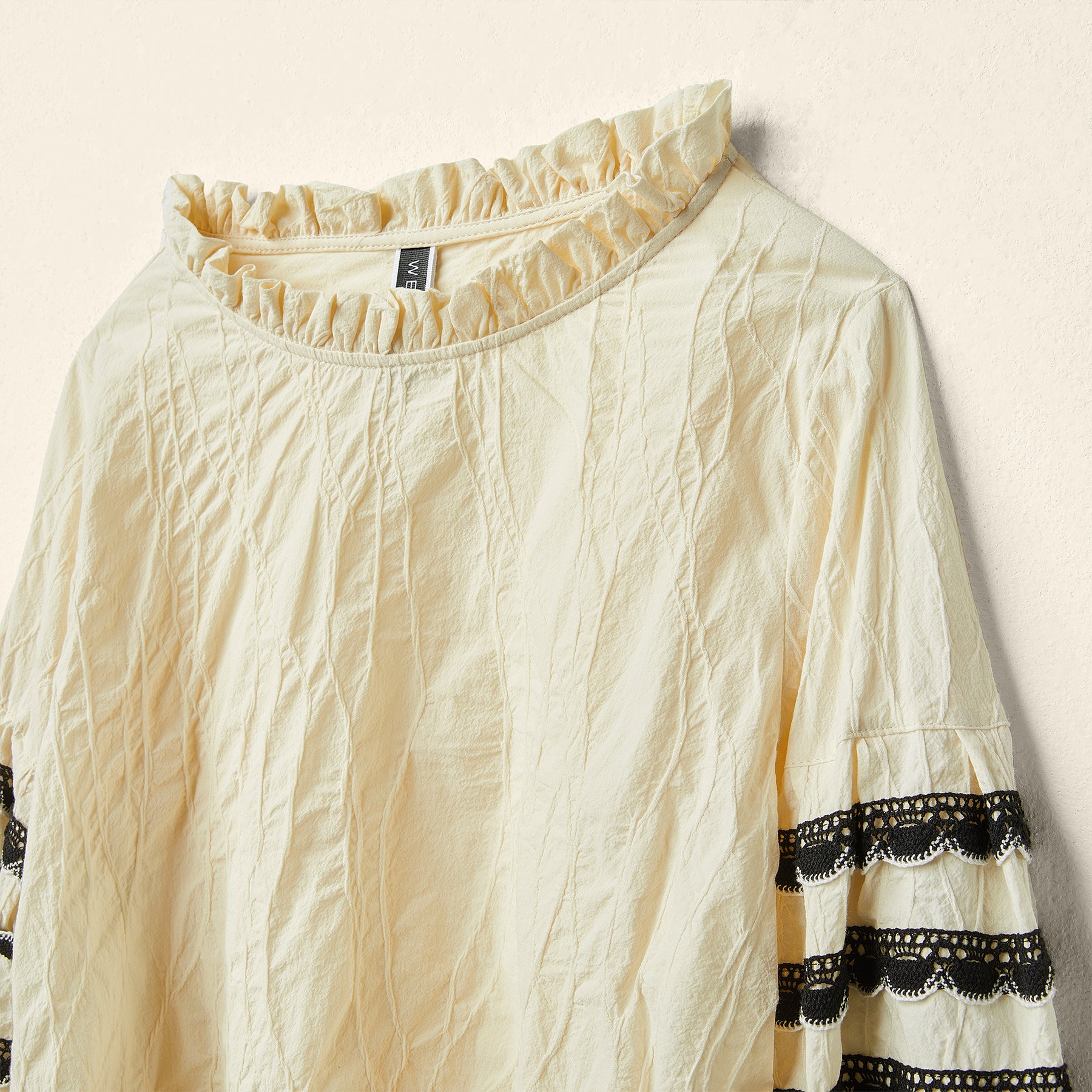 BLUSA CON PASSAMANERIA SULLE MANICHE