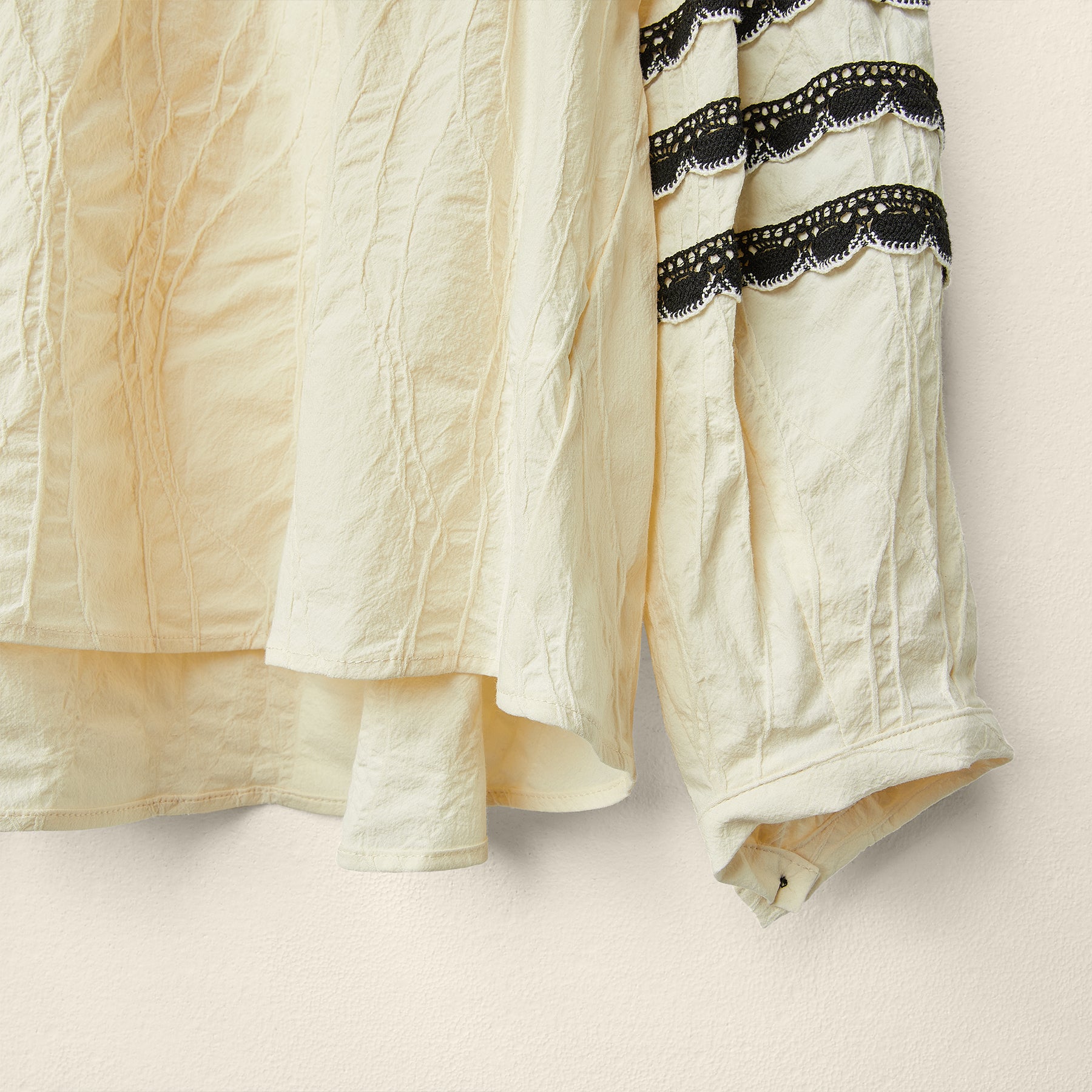 BLUSA CON PASSAMANERIA SULLE MANICHE