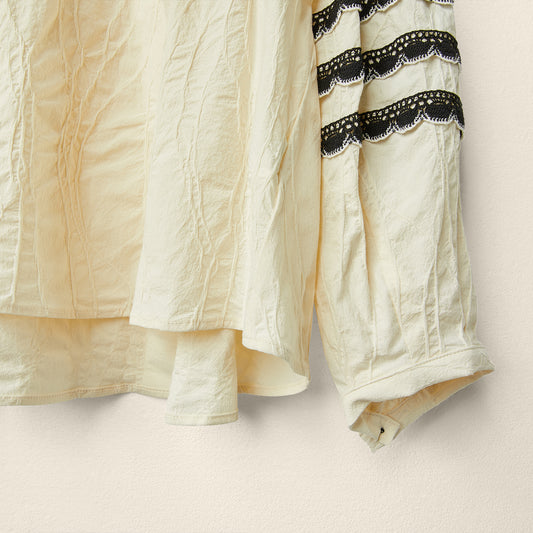 BLUSA CON PASSAMANERIA SULLE MANICHE
