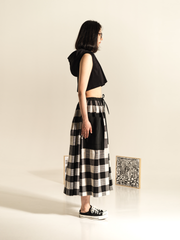 B/W CHECK SKIRT WITH BIG PATCH POCKETS