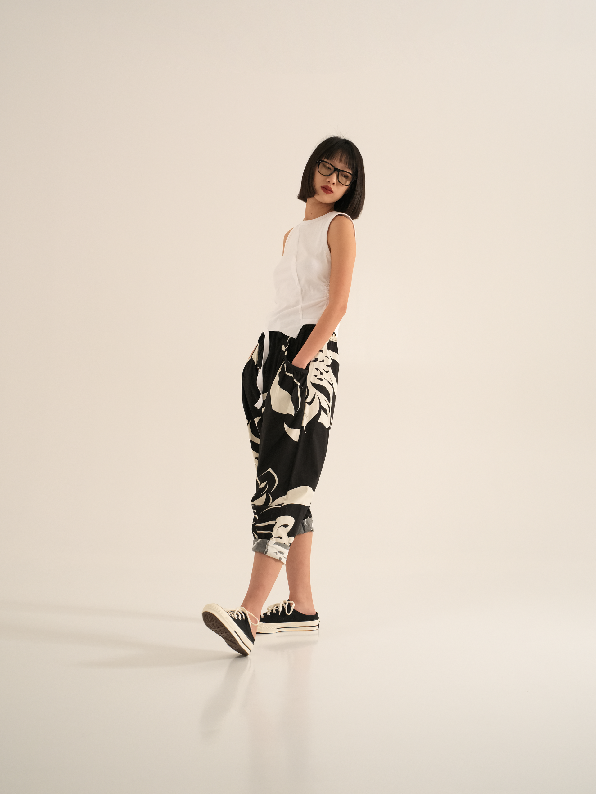 B/W PATTERN LOW CROTCH PANTS