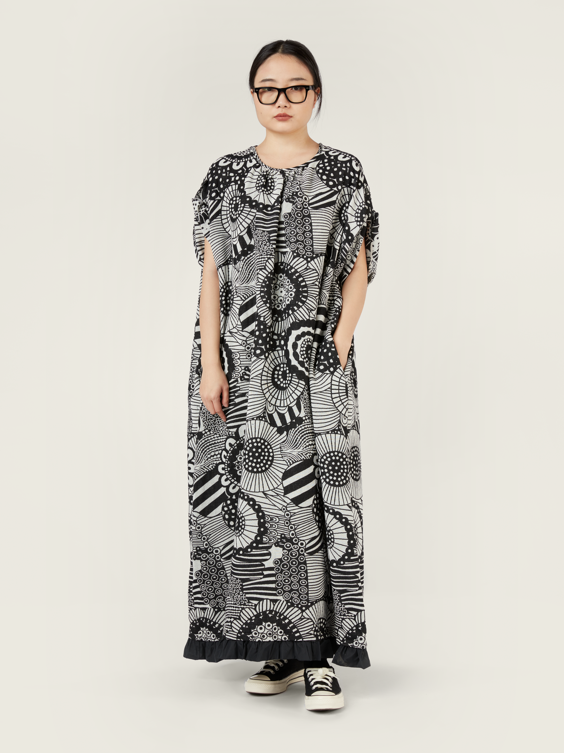 B/W PATTERN WIDE DRESS WITH FRILL