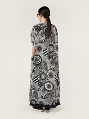 B/W PATTERN WIDE DRESS WITH FRILL