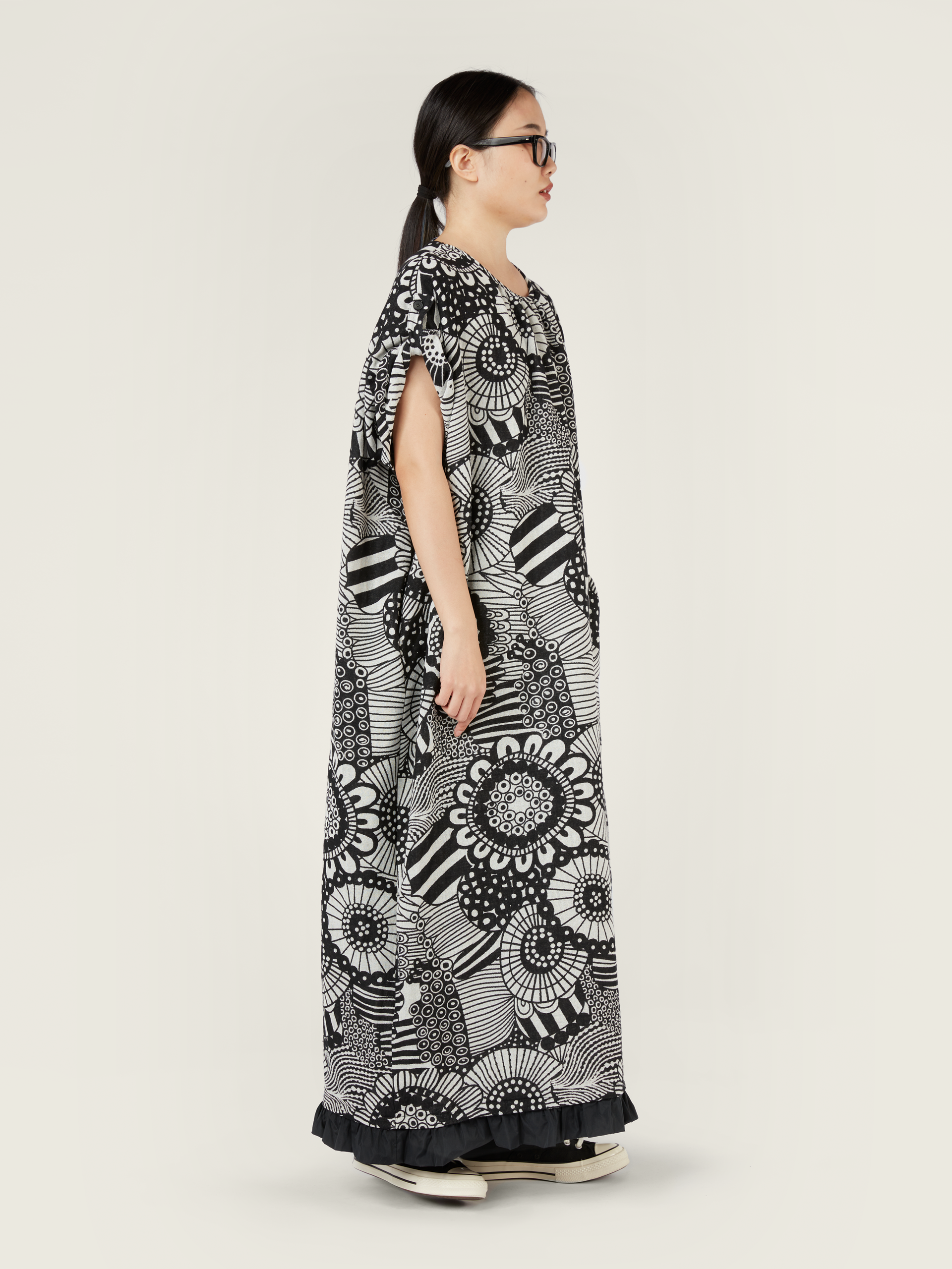 B/W PATTERN WIDE DRESS WITH FRILL